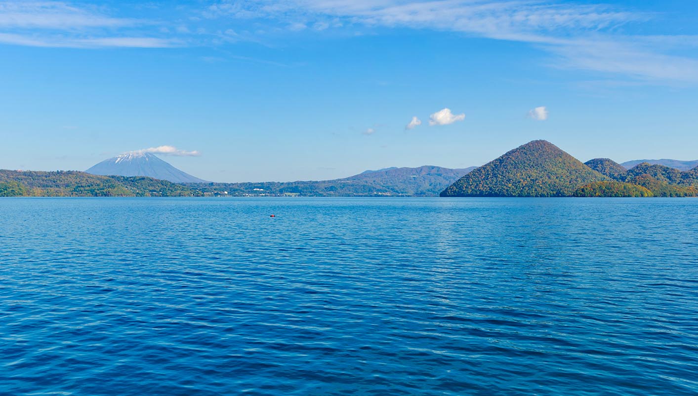 Ciudad balnearia de Toyako, al pie de un impresionante volcán y en la ribera de un bonito lago que ocupa un antiguo cráter
